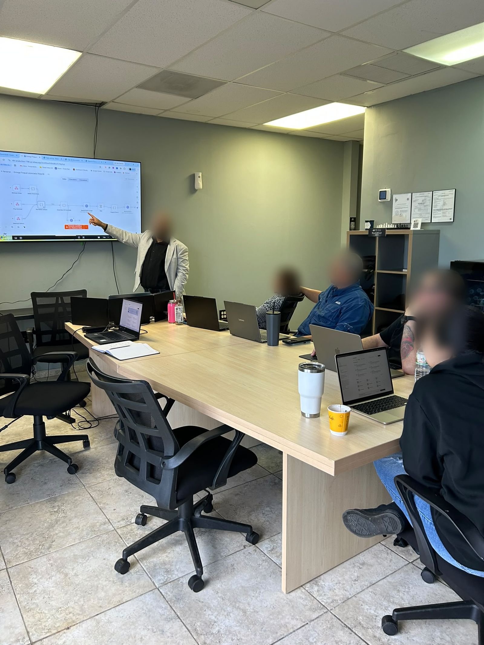 Sesión presencial del taller Dominando Claude: participantes con sus laptops frente a la pantalla